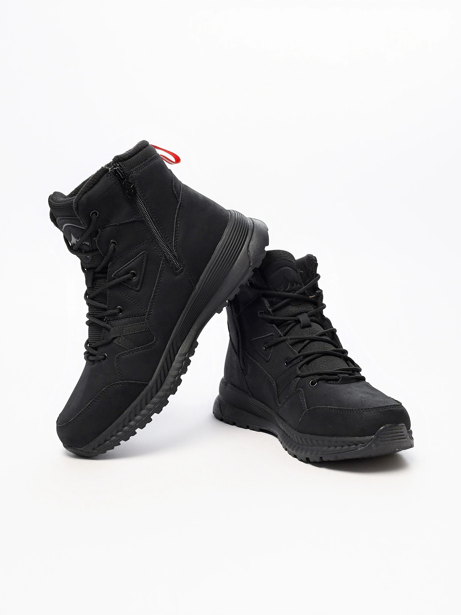 Ботинки черного цвета на средней рельефной подошве